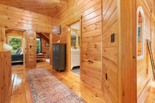 Stunning & Spacious Log Cabin in the Woods - 6
