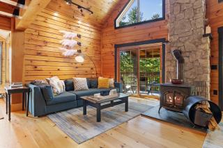 Stunning & Spacious Log Cabin in the Woods - 2