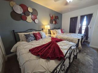 2-bed condo, cook-ready kitchen, and laundry, 5-8 minutes from University of Arizona and downtown Tucson - 1