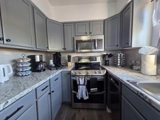 2-bed condo, cook-ready kitchen, and laundry, 5-8 minutes from University of Arizona and downtown Tucson - 2