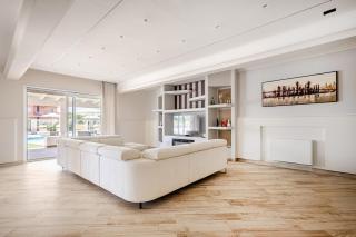 Hollywood-style villa with private pool - 3