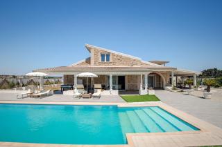 Hollywood-style villa with private pool - 9
