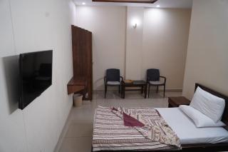 The Mall Luxury Guest House - 8