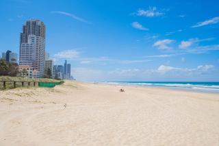 Broadbeach 2BR Getaway Near Beach - 5