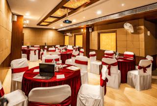 Crestmont Admire Hotel - 2