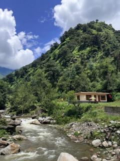 River Edge Home Stay, Sainj - 0