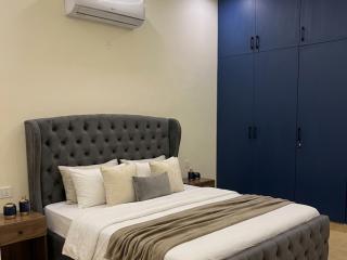 Elite Luxury Apartment With 2 Ac and Private Parking - 9