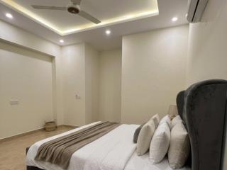 Elite Luxury Apartment With 2 Ac and Private Parking - 8