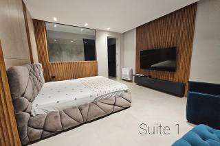 Elite Mansion Tirana - Heated Pool & SPA - 9BR - 1