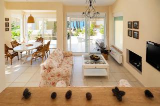 Helios Seafront Villa Rachoni - 3 bedrooms 7 guests - 4