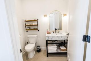 500 HOUSE - Stylish 1BR with Soaring Ceilings and Fire Table - C - 7