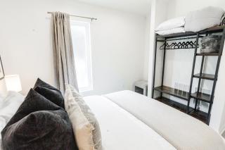 500 HOUSE - Stylish 1BR with Soaring Ceilings and Fire Table - C - 3