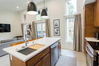 500 HOUSE - Stylish 1BR with Soaring Ceilings and Fire Table - C - 9