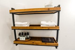 500 HOUSE - Stylish 1BR with Soaring Ceilings and Fire Table - C - 2