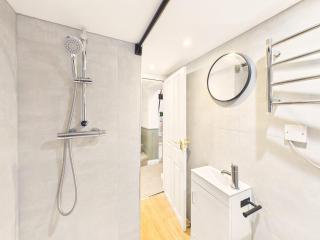 NEW High Street by Signature Stays - 2 Bedroom - Modern - 6