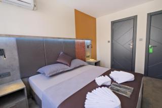 The Queen Hotel - 8