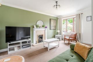 Spacious 3 Bedroom Home with Pool Table and Garden - 7