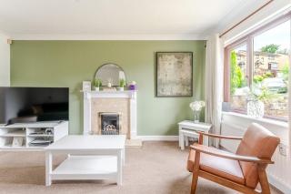Spacious 3 Bedroom Home with Pool Table and Garden - 8