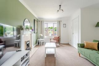 Spacious 3 Bedroom Home with Pool Table and Garden - 6