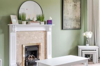 Spacious 3 Bedroom Home with Pool Table and Garden - 4
