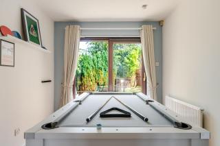 Spacious 3 Bedroom Home with Pool Table and Garden - 5