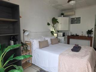 Cozy budget room situated at a guest house - 1