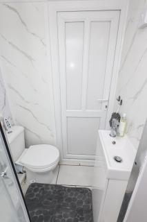 Aklass Luxury Stay - 4 BEDROOM HOUSE, WOLVERHAMPTON - 8