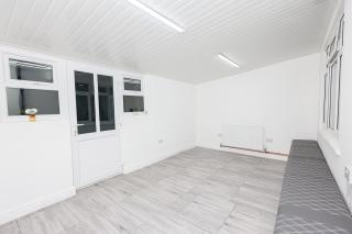 Aklass Luxury Stay - 4 BEDROOM HOUSE, WOLVERHAMPTON - 1