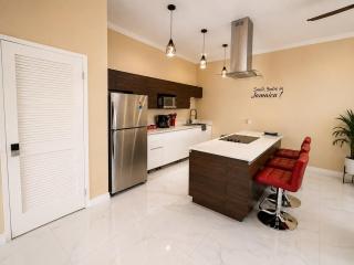 SmileJA Luxury Escape Gated complex close to airport - 8