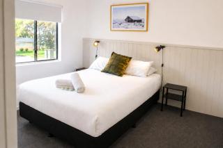 Penola Coonawarra Caravan Park -One-Bedroom Deluxe Villa - 2