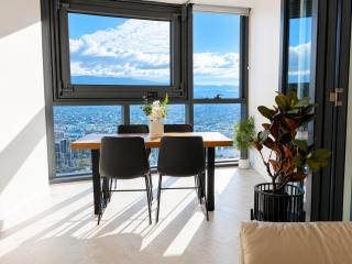 63 Floors Up & A Million-Dollar View w/ Carpark - Apartment - 3
