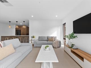 Modern 5BR Family Retreat Near Vic Park & PerthCBD - 0