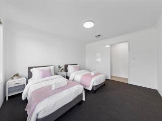 Modern 5BR Family Retreat Near Vic Park & PerthCBD - 9