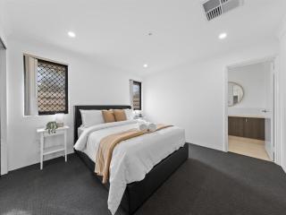 Modern 5BR Family Retreat Near Vic Park & PerthCBD - 2