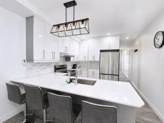 Chic 2BR Retreat on vibrant Mont-Royal Balcony - 9