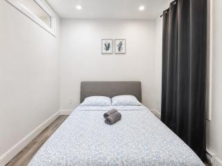 Chic 2BR Retreat on vibrant Mont-Royal Balcony - 8