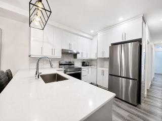 Chic 2BR Retreat on vibrant Mont-Royal Balcony - 7