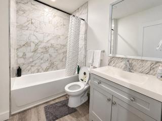Chic 2BR Retreat on vibrant Mont-Royal Balcony - 6