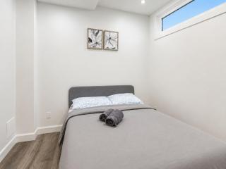 Chic 2BR Retreat on vibrant Mont-Royal Balcony - 3