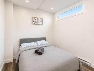 Chic 2BR Retreat on vibrant Mont-Royal Balcony - 1