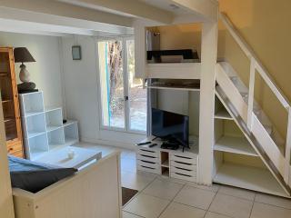 Studio climatisé avec mezzanine et entrée privée - 4