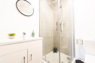 The Hideaway Cinema Retreat┃2 Bath┃Sleeps 6 - 4