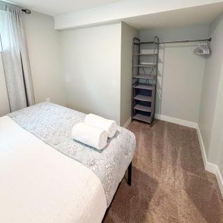 Fawn - Central 2BR Parking Near LRT & Chinook - 3
