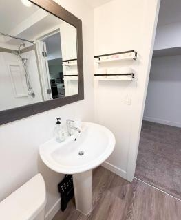 Fawn - Central 2BR Parking Near LRT & Chinook - 1