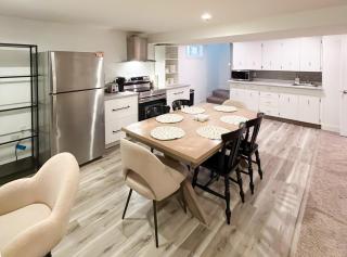 Fawn - Central 2BR Parking Near LRT & Chinook - 9