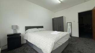 Spacious 4 Bedroom Flat - 6
