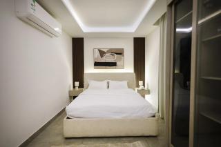 Luxury apartment with a 75 inch TV and a pool table - 5
