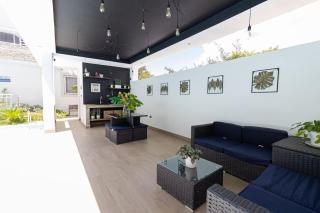 Elegant 2 Bedroom Apartment with Pool - 9