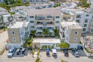 Elegant 2 Bedroom Apartment with Pool - 7