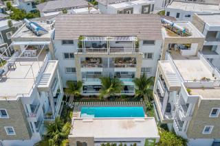 Elegant 2 Bedroom Apartment with Pool - 5